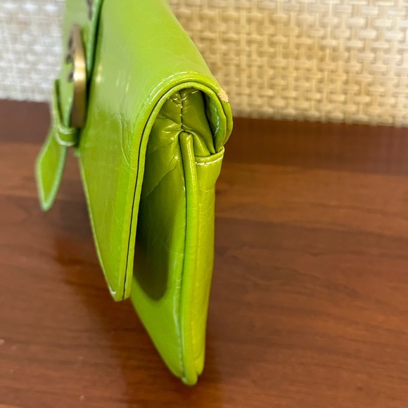 🌟3xHP🌟Bright Spring Green Faux Leather Convertible Clutch On Chain by Shiraleah - Picture 8 of 14